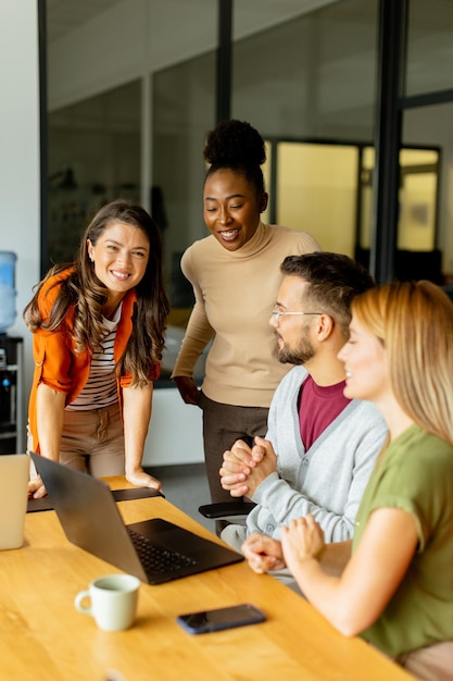 Une jeune équipe multiethnique travaillant dans un bureau moderne