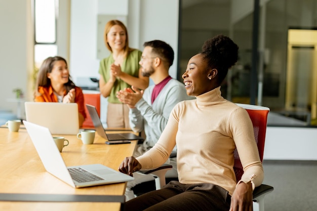 Photo une jeune équipe multiethnique travaillant dans un bureau moderne