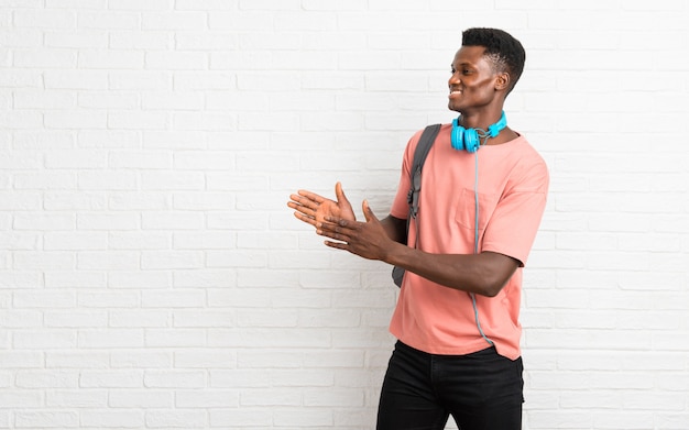 Jeune étudiant afro américain applaudissant après la présentation lors d&#39;une conférence