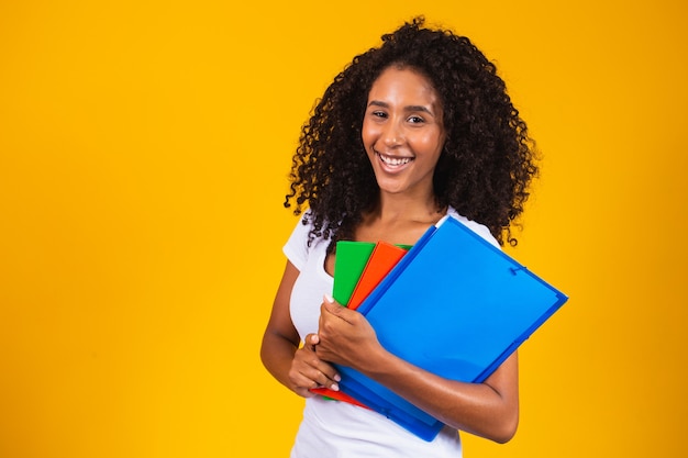 Jeune étudiant afro-américain en fond jaune