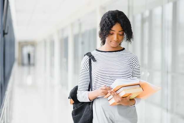 Jeune étudiant afro-américain à l'université