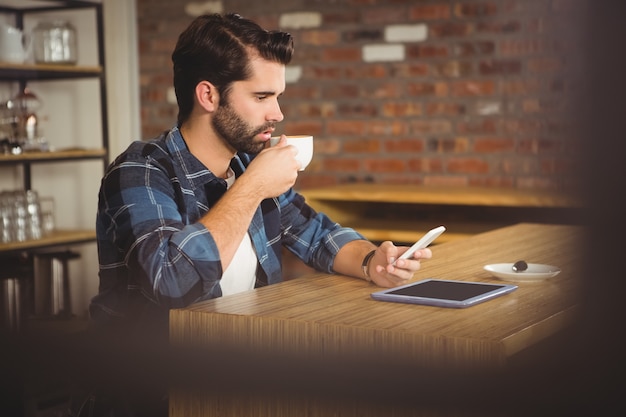 Jeune étudiant à l&#39;aide de son smartphone