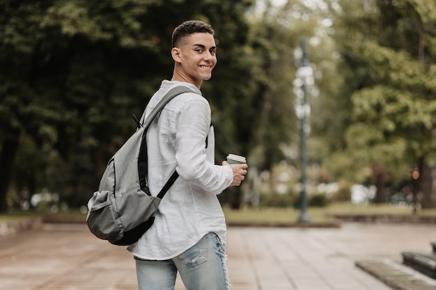 Jeune étudiant allant à l'école. Retour au concept universitaire.