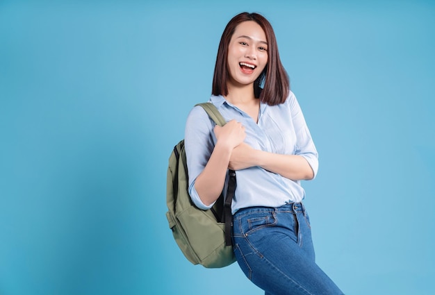 Jeune étudiant asiatique sur fond bleu