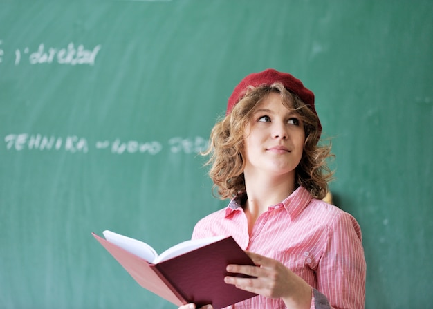 Jeune étudiant avec bonnet rouge