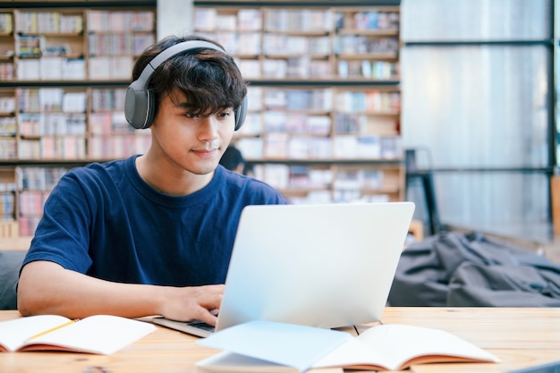 Jeune étudiant en collage utilisant un ordinateur et un appareil mobile étudiant en ligne. Éducation et apprentissage en ligne.