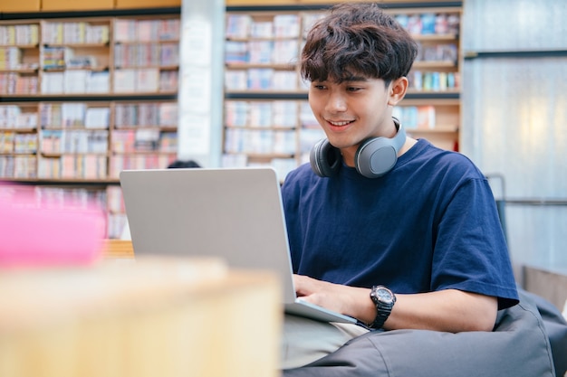 Jeune étudiant en collage utilisant un ordinateur et un appareil mobile étudiant en ligne. Éducation et apprentissage en ligne.