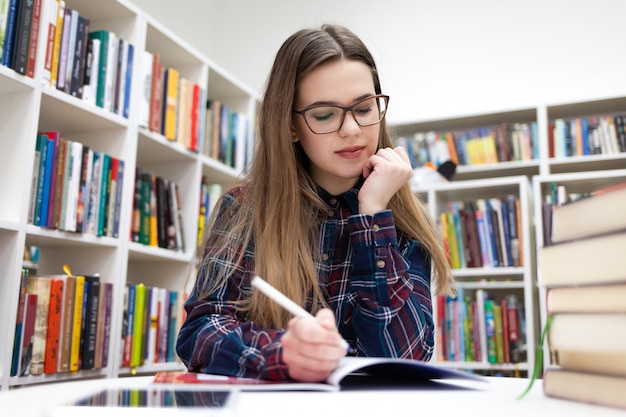 Jeune étudiant étudiant à la bibliothèque du campus