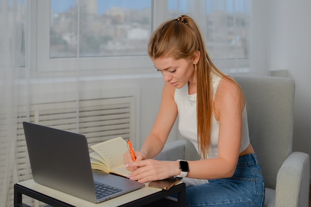 jeune étudiant à faire ses devoirs après les cours, un pigiste travaille à l'ordinateur