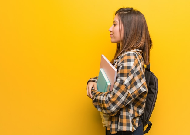 Jeune, étudiant, femme, côté, regarder, devant