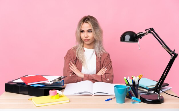 Jeune, étudiant, femme, fonctionnement, table, pensée, idée