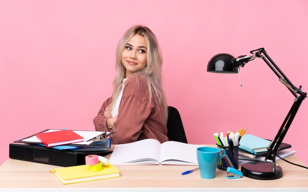 Jeune, étudiant, femme, fonctionnement, table, rire