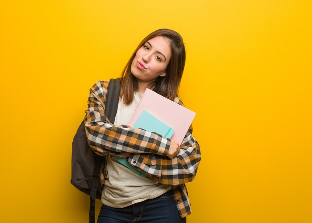 Jeune étudiant femme traversant les bras détendus