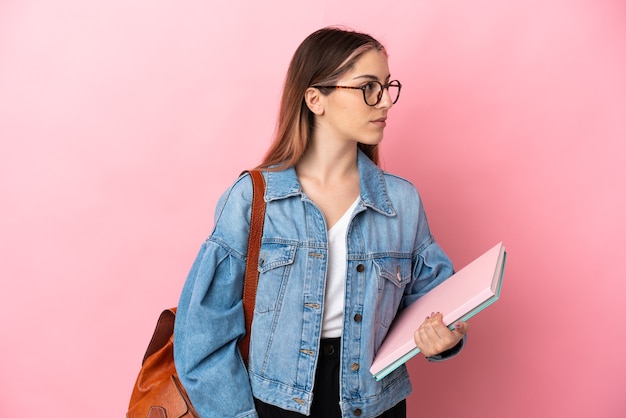 Jeune étudiant sur fond isolé