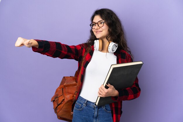 Jeune étudiant sur fond isolé