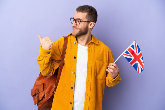 Jeune étudiant sur fond isolé