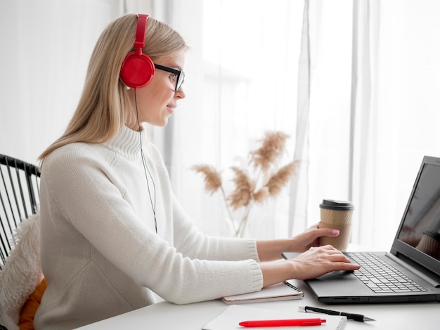 Jeune étudiant intelligent buvant un café