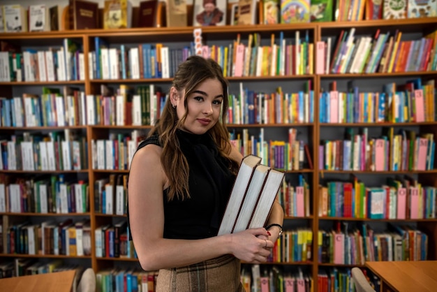 Un jeune étudiant intelligent étudie utile et intéressant dans une belle vieille bibliothèque