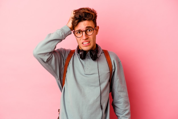 Jeune étudiant isolé sur un mur rose choqué, elle s'est souvenue d'une réunion importante.