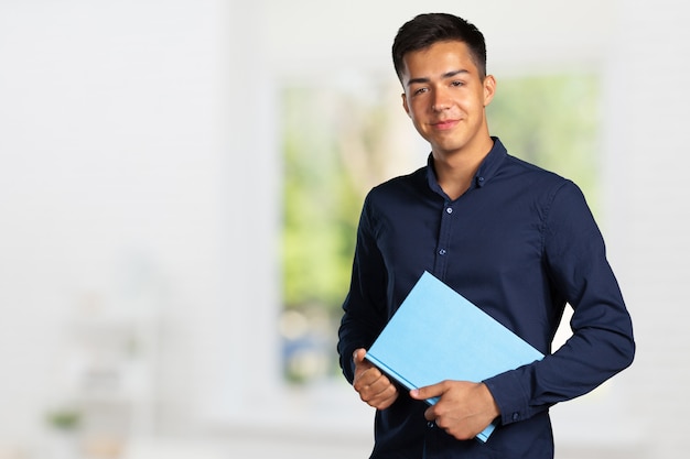 Jeune étudiant avec un livre