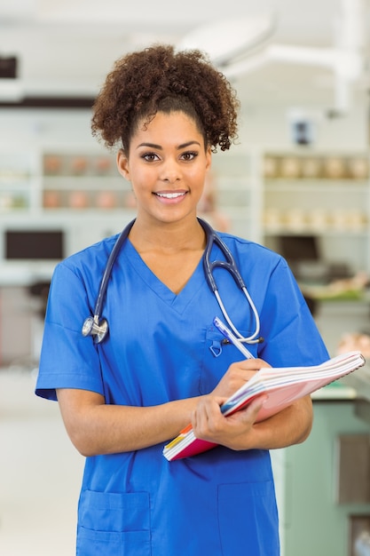 Photo jeune étudiant en médecine souriant à la caméra