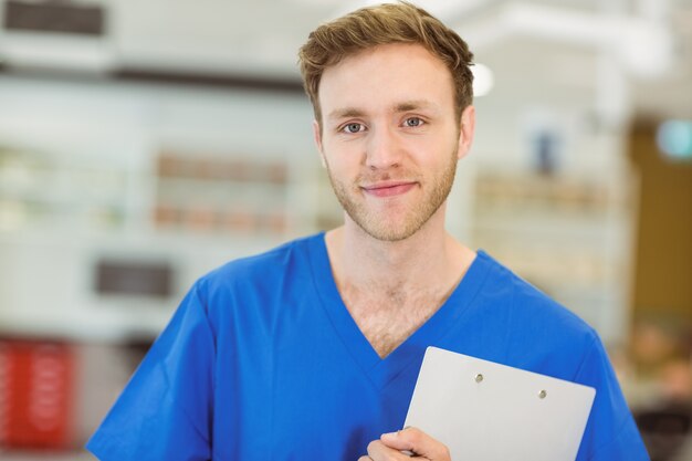 Jeune étudiant en médecine souriant à la caméra