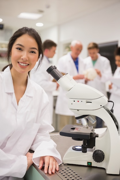 Jeune étudiant en médecine travaillant avec un microscope