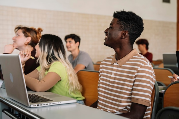 Jeune étudiant noir attentif en classe