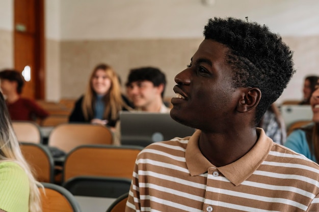 Jeune étudiant noir attentif en classe