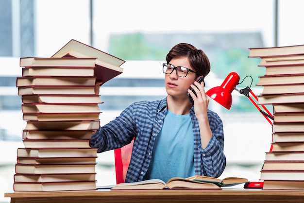 Jeune étudiant parlant sur le mobile