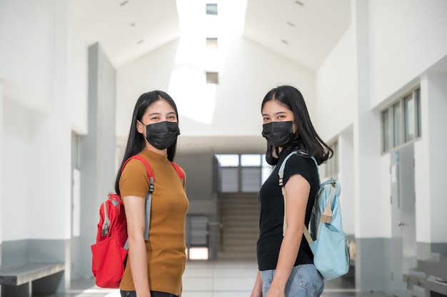 Jeune étudiant portant un masque en tissu noir, retour à l'école,