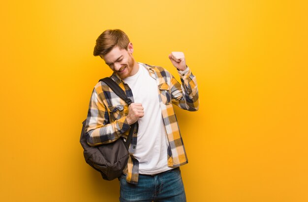 Jeune étudiant rousse homme dansant et s'amusant