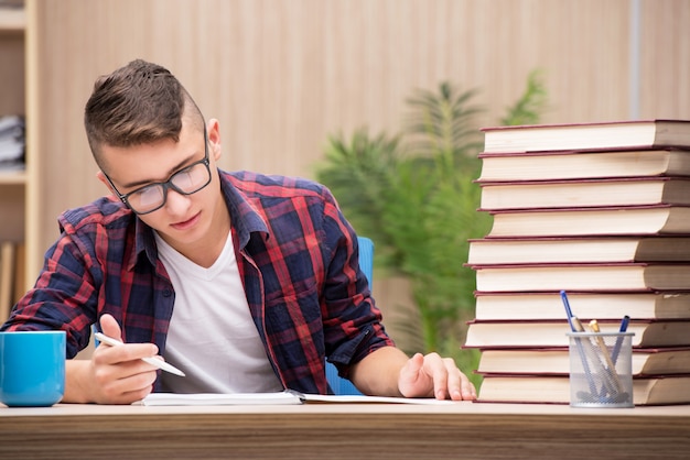 Jeune étudiant Se Préparant Aux Examens De L'école