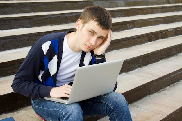 Jeune étudiant travaillant sur un ordinateur portable