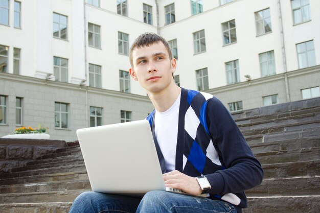 Jeune étudiant travaillant sur un ordinateur portable