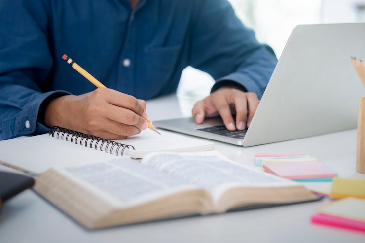 Photo jeune étudiant utilisant un ordinateur étudiant en ligne. éducation et apprentissage en ligne.