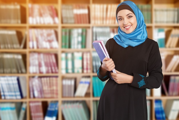 Jeune étudiante arabe en bibliothèque