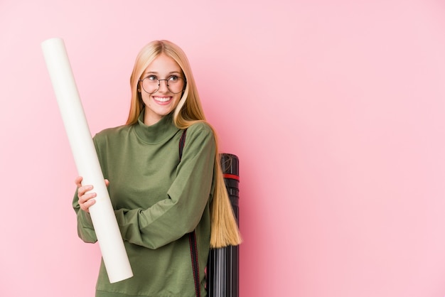 Jeune étudiante en architecture blonde souriant confiant avec les bras croisés