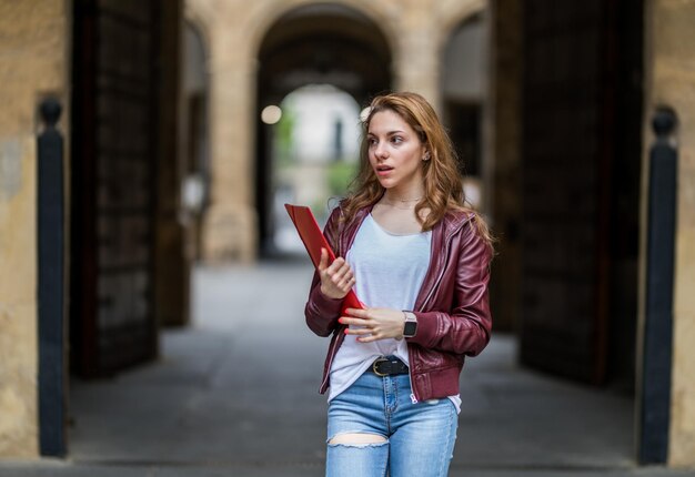 Jeune étudiante décontractée allant en classe