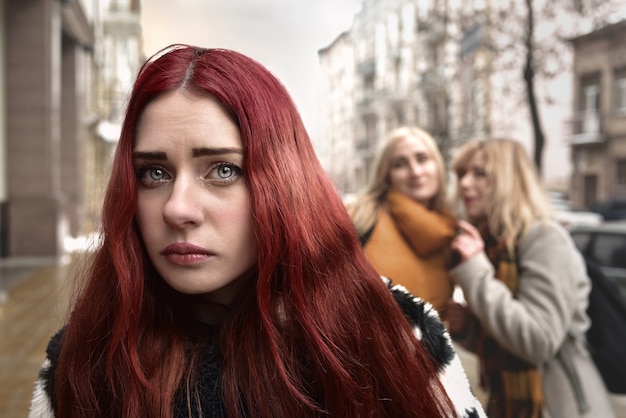 Une jeune étudiante déprimée aux cheveux roux qui est intimidée par ses pairs adolescents, perturbée par des sentiments de désespoir et souffrant d'oppression.