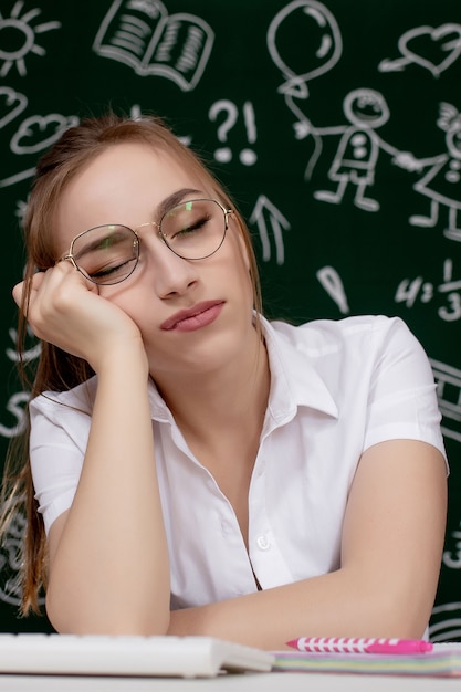 Jeune étudiante Dormir Dans Une Salle De Classe