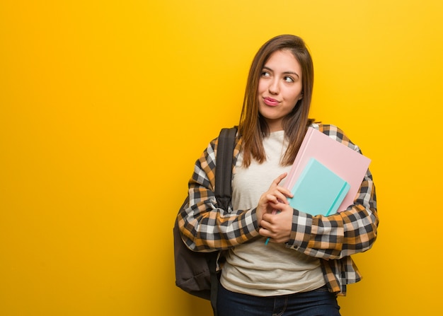 Jeune étudiante élaborant un plan