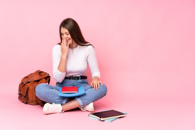 Jeune étudiante femme sur fond isolé