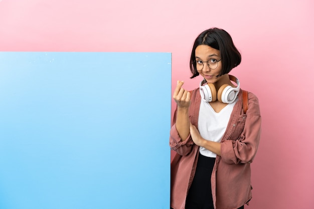 Jeune étudiante femme métisse avec une grande bannière sur fond isolé faisant un geste d'argent