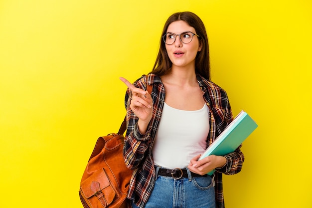 Jeune étudiante sur jaune pointant vers le côté