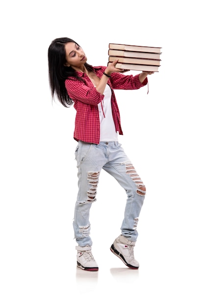 Jeune étudiante avec des livres isolés sur blanc