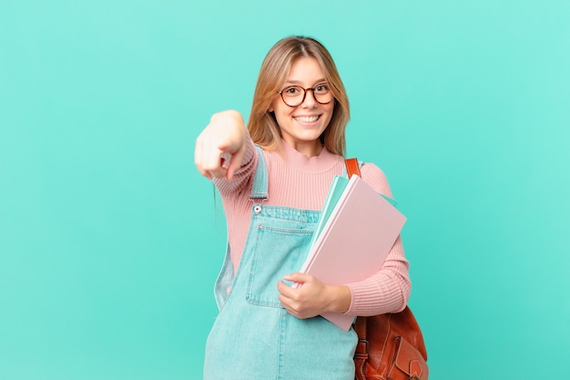 Jeune étudiante pointant sur la caméra vous choisissant