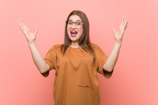 Jeune étudiante portant des lunettes recevant une agréable surprise