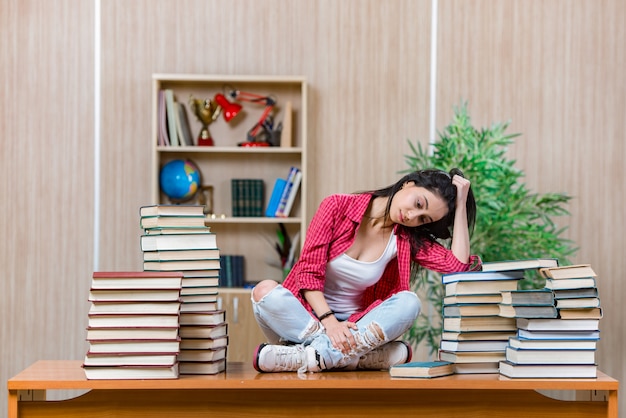 Jeune étudiante préparant les examens du collège