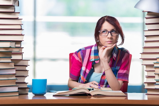 Jeune étudiante préparant des examens